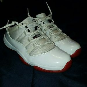 Air Jordan Lows Retro 11 Cherrys Bottom